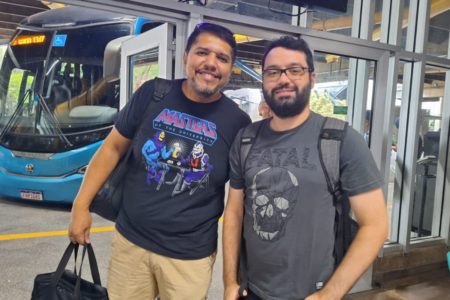 imagem colorida mostra dois homens sorrindo. metrópoles