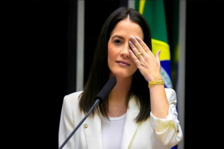 Imagem colorida da deputada federal Amália Barros - Metrópoles