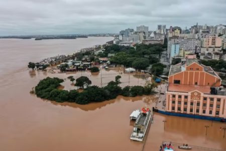 Foto colorida da cheia do Rio Guaíba - Metrópoles