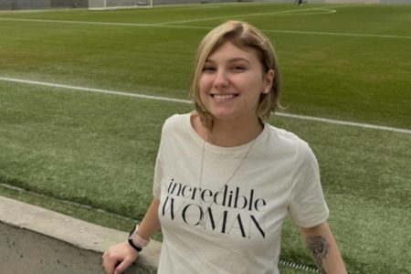 Foto colorida de Isabel Veloso de camisa branca em frente a gramado - Metrópoles