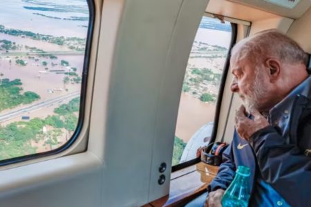 Imagem colorida de Lula sobrevoando Porto Alegre - Metrópoles