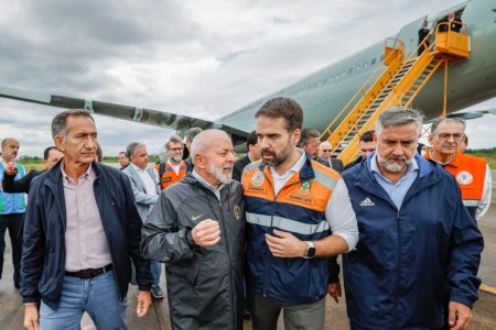 Lula, em visita ao Rio Grande do Sul, ao lado do governador Eduardo Leite - Metrópoles