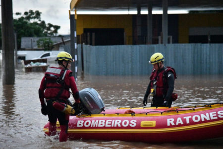 Foto colorida de bombeiros no RS Santa Catarina - Metrópoles