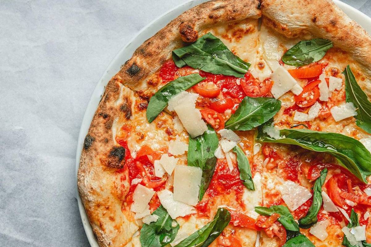 Foto colorida de pizza - Metrópoles
