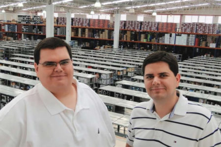 imagem colorida irmaos criadores kabum leandro thiago ramos