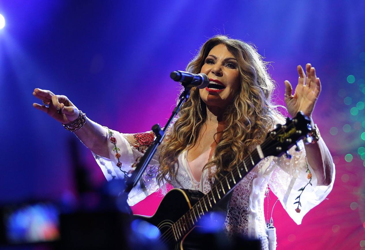 Imagem colorida da cantora Elba Ramalho no palco - Metrópoles