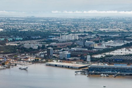 Foto colorida do aeroporto de Porto Alegre alagado - Metrópoles