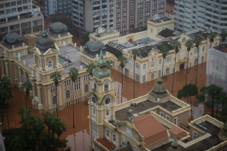 Vista aérea das ruas inundadas próximo ao museu de arte do Rio Grande do Sul após o transbordamento do rio Guaíba - Metrópoles