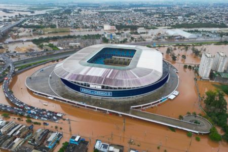 Imagem colorida da Arena Grêmio após inundação em decorrência de temporal no RS - Metrópoles