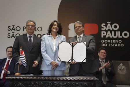 Imagem colorida mostra Valéria Bolsonaro, no centro da imagem, com Tarcísio de Freitas a sua esquerda e o secretário de Justiça de SP à direita - Metrópoles