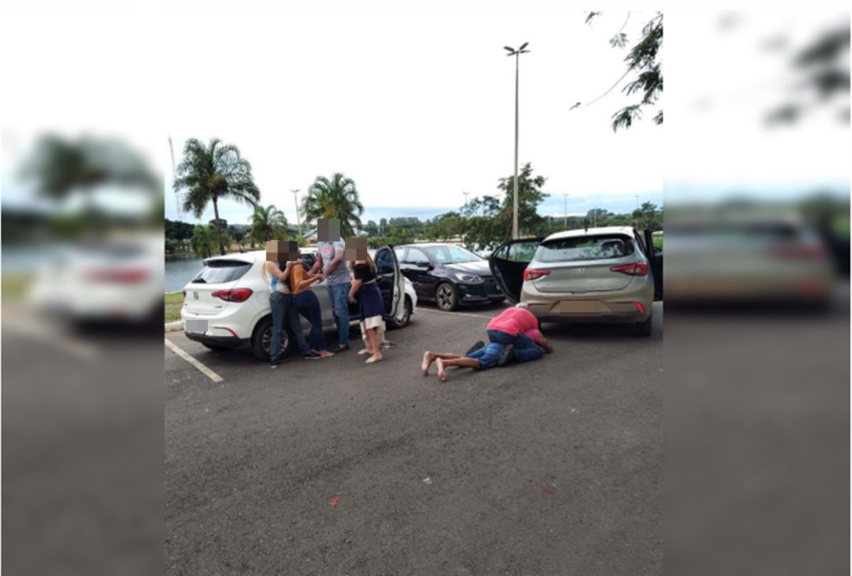 Pessoas brigando