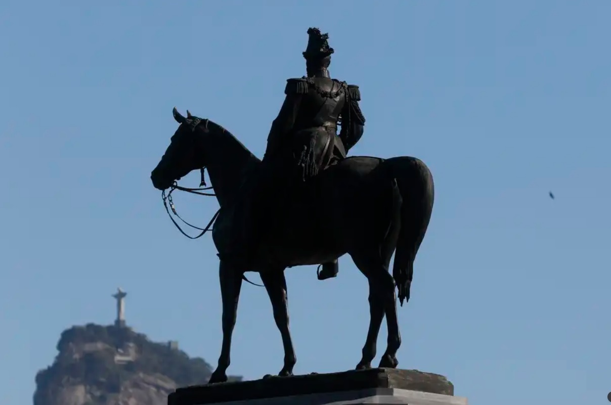 Lei estátua Duque de Caxias