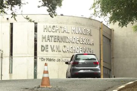 Foto colorida mostra Fachada do Hospital Vila Nova Cachoeirinha