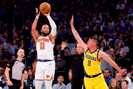 Jalen Brunson #11 do New York Knicks arremessa sobre T.J. McConnell #9 do Indiana Pacers