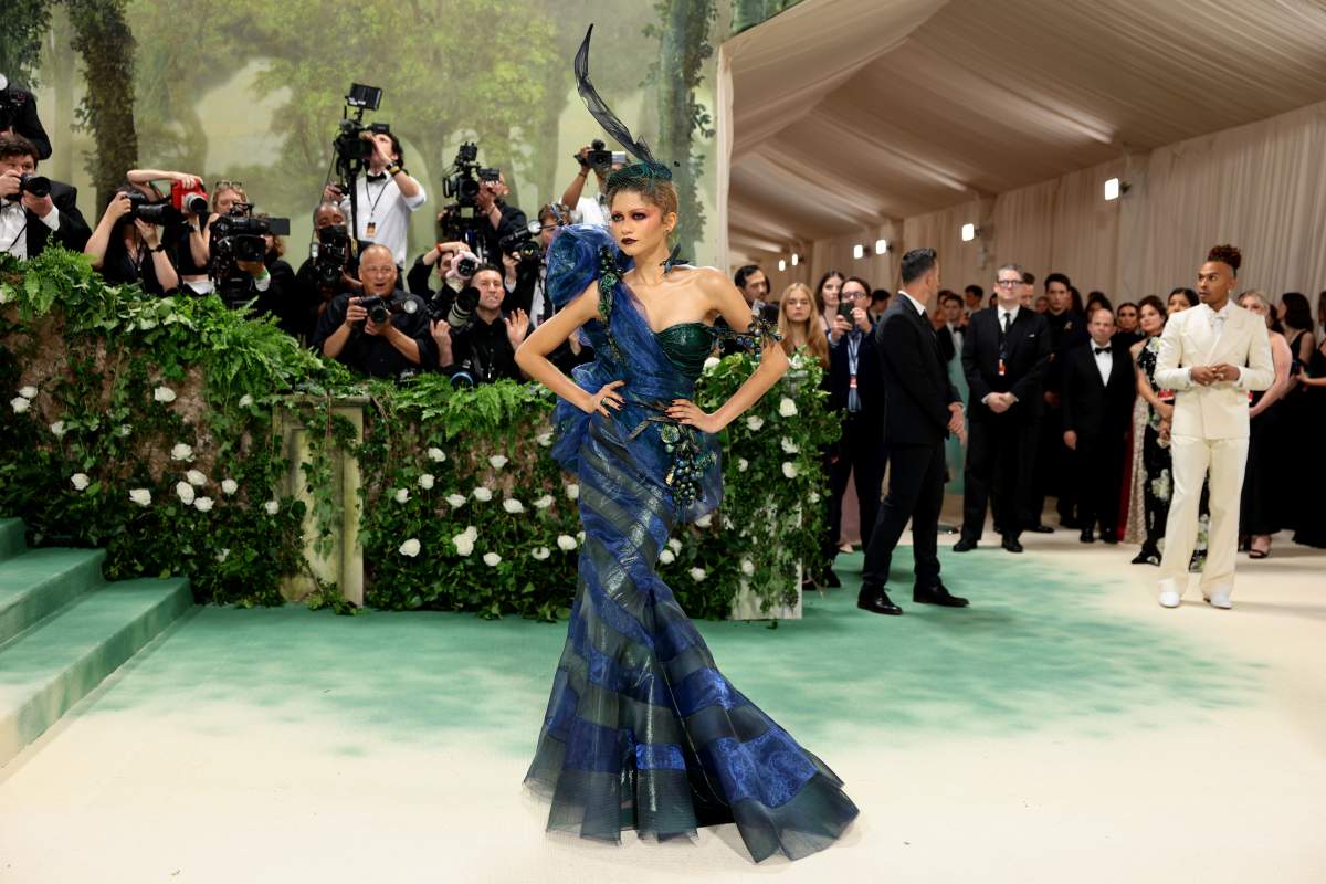 Na imagem com cor, foto da Zendaya no Met Gala 2024 - Metrópoles