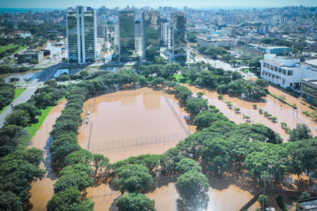 Vista aérea de Porto Alegre após inundação do Rio Guaíba - Metrópoles