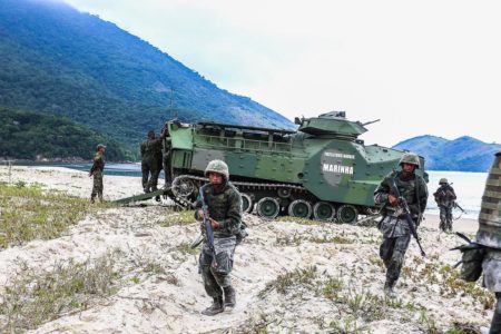 Foto colorida de soldados dos Fuzieleiros Navais e tanque da Marinha - Metrópoles