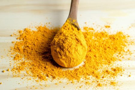 O composto curcumina, presente no açafrão, desempenha uma função especial de proteção do cérebro
