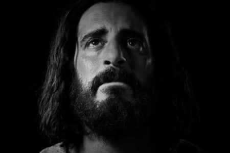 Foto em preto e branco de Jhonatan Roumie como o Jesus de The Chosen