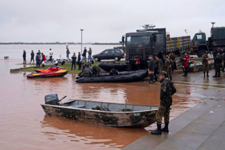 Imagem colorida de exército no Guaíba - Metrópoles