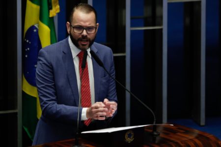 Senador Jorge Seif durante discurso no Senado, pedi perdão ao eleitores por ter ido ao show de Madonna no Rio de Janeiro e no estado do Rio Grande do Sul está em calamidade pública - Metrópoles