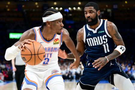 Shai Gilgeous-Alexander #2 do Oklahoma City Thunder é marcado por Kyrie Irving #11 do Dallas Mavericks