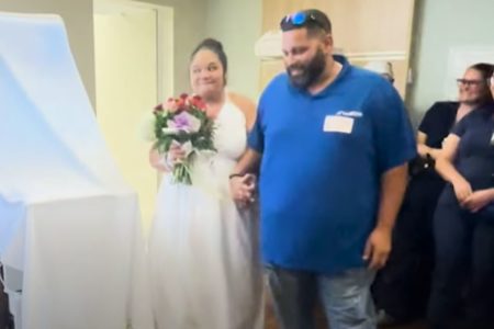 Foto colorida de um casal no hospital - Metrópoles