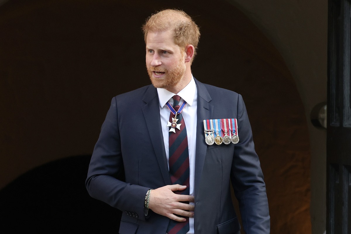 Foto colorida de homem ruivo, com terno. Ele usa medalhas - Metrópoles