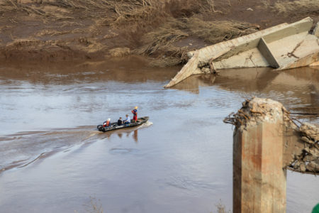 Resgate de pessoas e animais durante calamidade pública enchentes inundações forte chuva estado brasileiro Porto alegre Rio Grande do Sul RS - Metrópoles