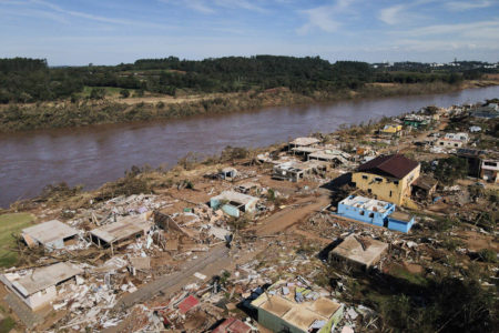Vista aérea da destruição e rua submersa após forte enchente atingiu Roca Sales calamidade pública enchentes inundações forte chuva estado brasileiro Porto alegre Rio Grande do Sul RS pesquisa