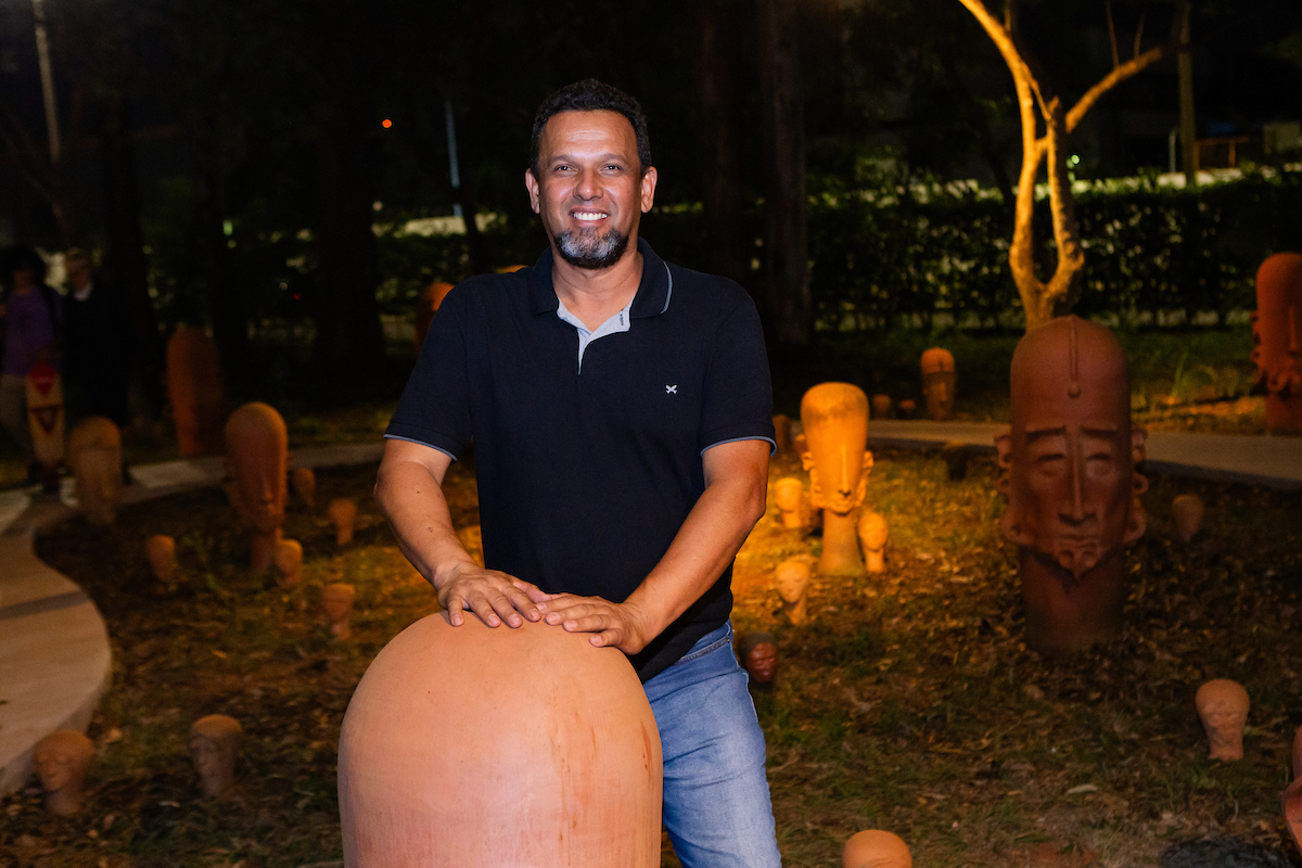 Paulo de Paula, artista responsável pela instalação “Guardiões”