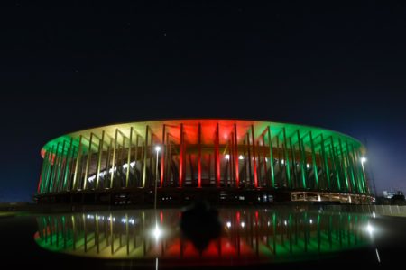 Estádio Mané Garrincha Arena BRB é iluminado de verde, vermelho e amarelo em solidariedade ao Rio Grande do Sul RS Porto Alegre - Metrópoles