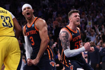Josh Hart #3 e Isaiah Hartenstein #55 do New York Knicks comemoram vitória contra Indiana Pacers
