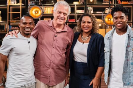 Foto colorida de Endrick, sua família e Pedro Bial - Metrópoles