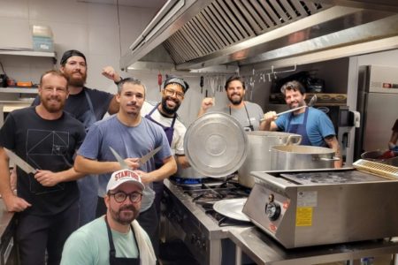 Homens numa cozinha