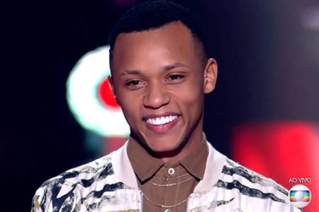 Foto colorida de Victor Alves, vencedor do The Voice - Metrópoles
