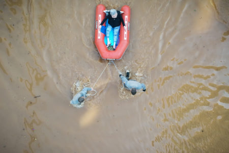 Voluntários ajudam mulher após a enchente do Rio Guaíba inundarem as ruas da cidade de Porto Alegre no Rio grande do Sul RS - Metrópoles