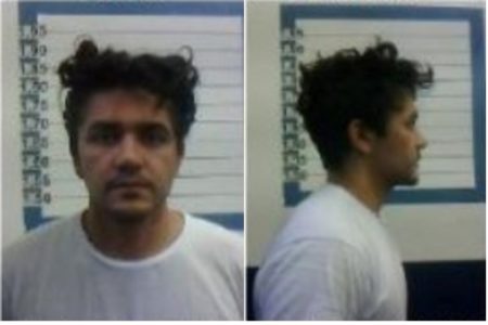 Duas fotos de mesmo homem, de frente e de lado, com os cabelos desgrenhados e camiseta branca em frente régua medidora de altura no sistema carcerário; ele é o empresário Fernando Sastre de Andrade Filho, que dirigia o Porsche que bateu no carro de um motorista de aplicativo que morreu no acidente - Metrópoles