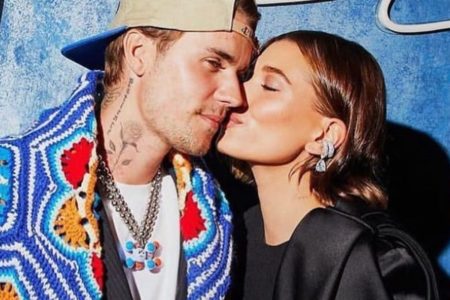 Hailey dá um beijo no rosto de Justin Bieber - Metrópoles