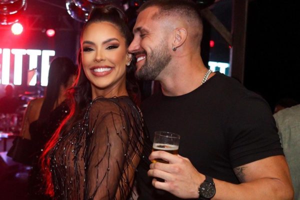 Arthur Picoli e Ivy Moraes posam juntos e sorridentes durante aniversário da ex-BBB - Metrópoles