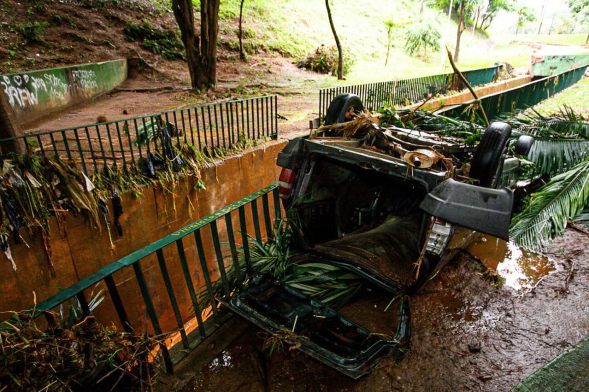 Imagem colorida de de destruição após chuvas em MG - Metrópoles