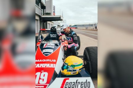 Imagem colorida de Pierre Gasly com o carro de Ayrton Senna - Metrópoles
