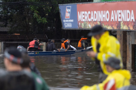 Resgate de moradores no Rio Grande do Sul enchentes chuvas - Metrópoles