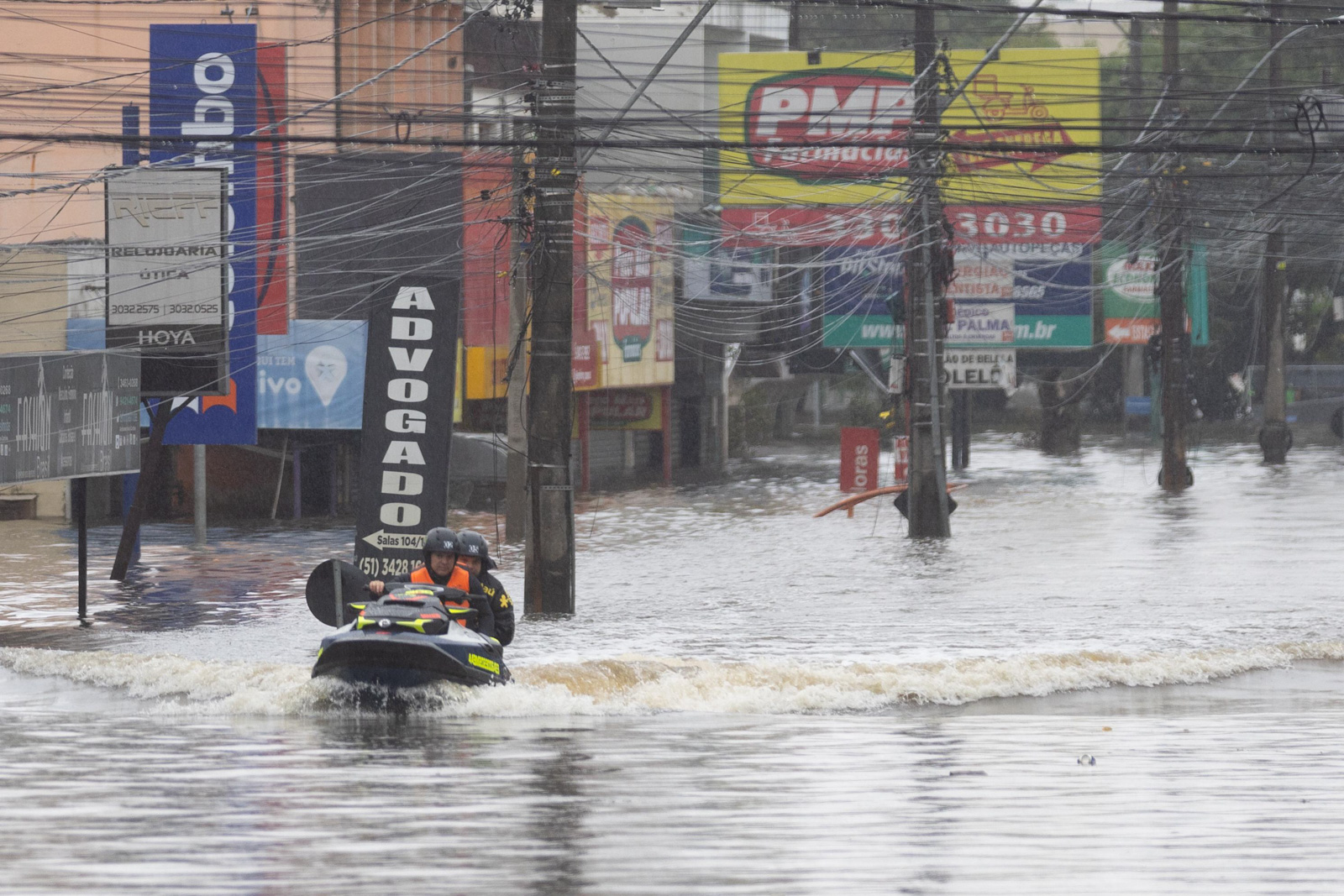 Moradores e voluntários ajudam nas buscas no bairro de Canoas