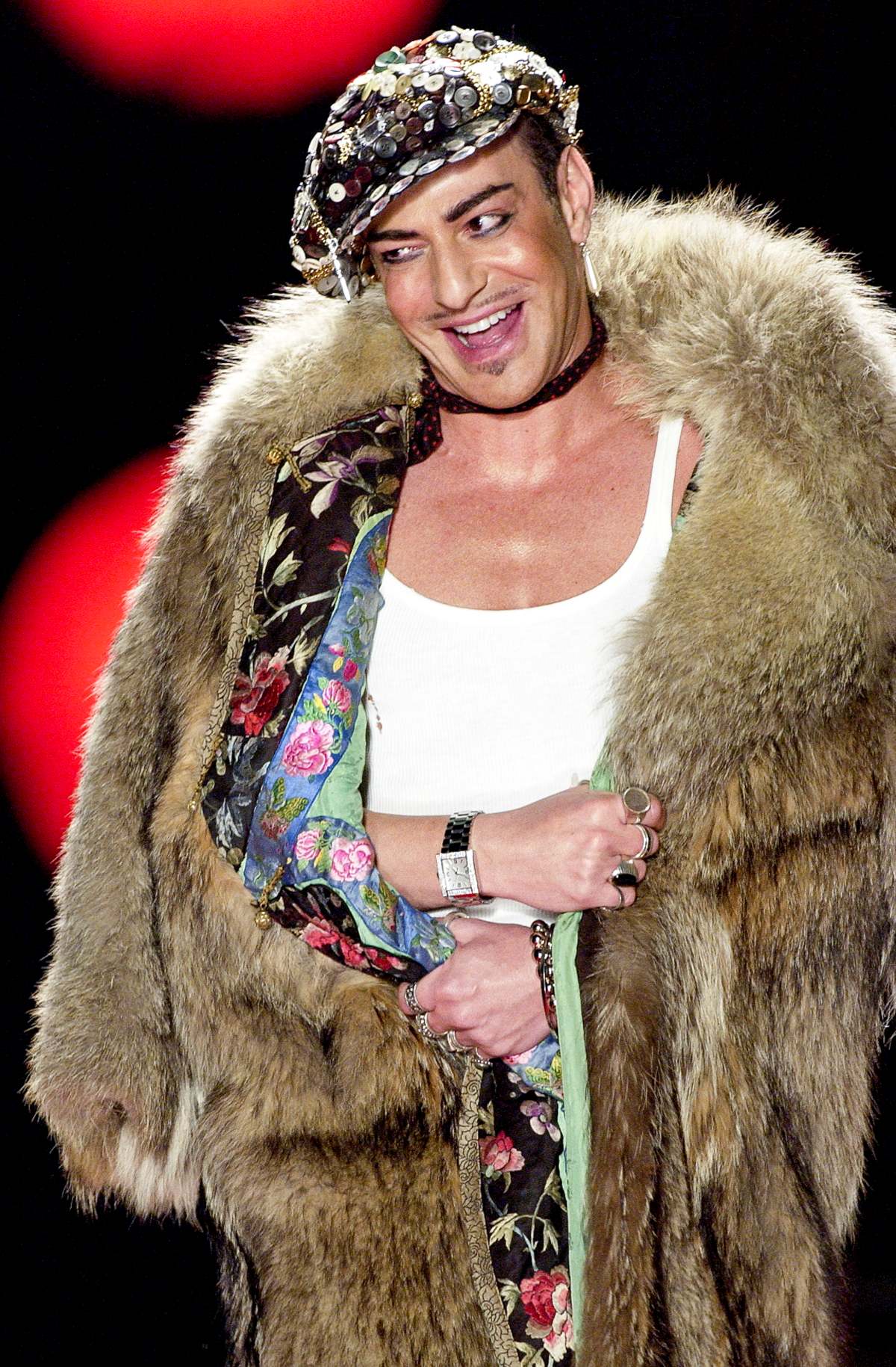 Na imagem com cor, foto do John Galliano no desfile de alta-costura da DIor - Metrópoles