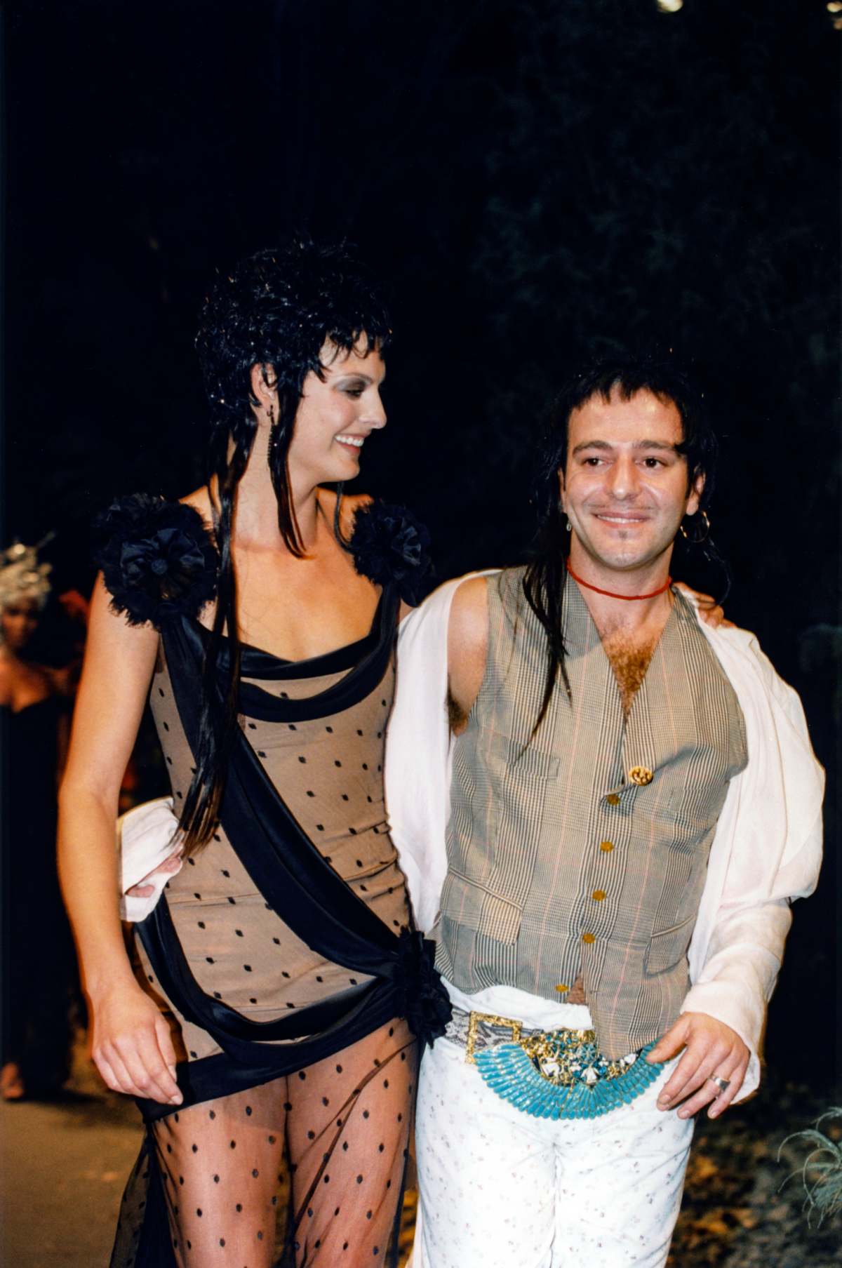Na imagem com cor, fotos do desfile da Givenchy - Metrópoles