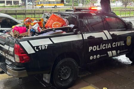 Viatura da Polícia Civil do Rio Grande do Sul recupera itens furtados durante cheias - Metrópoles