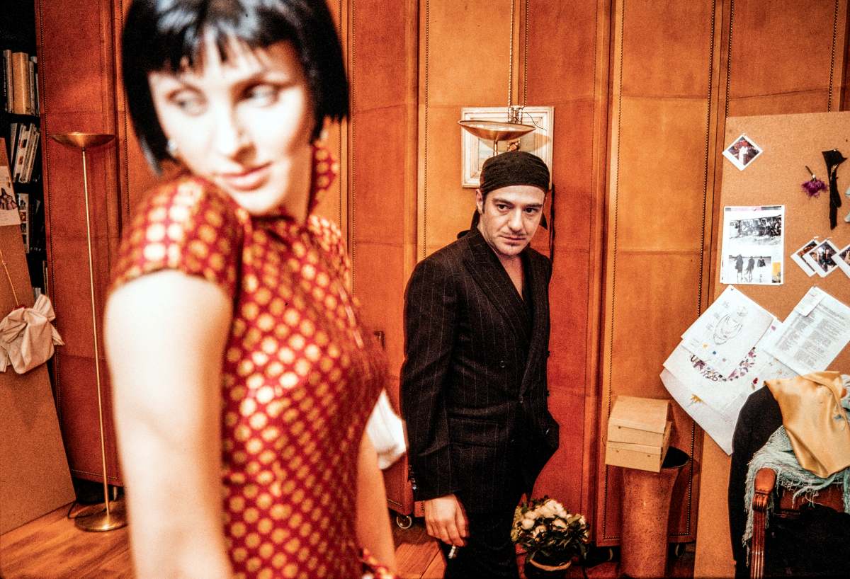 Na imagem com cor, foto do designer John Galliano - metrópoles