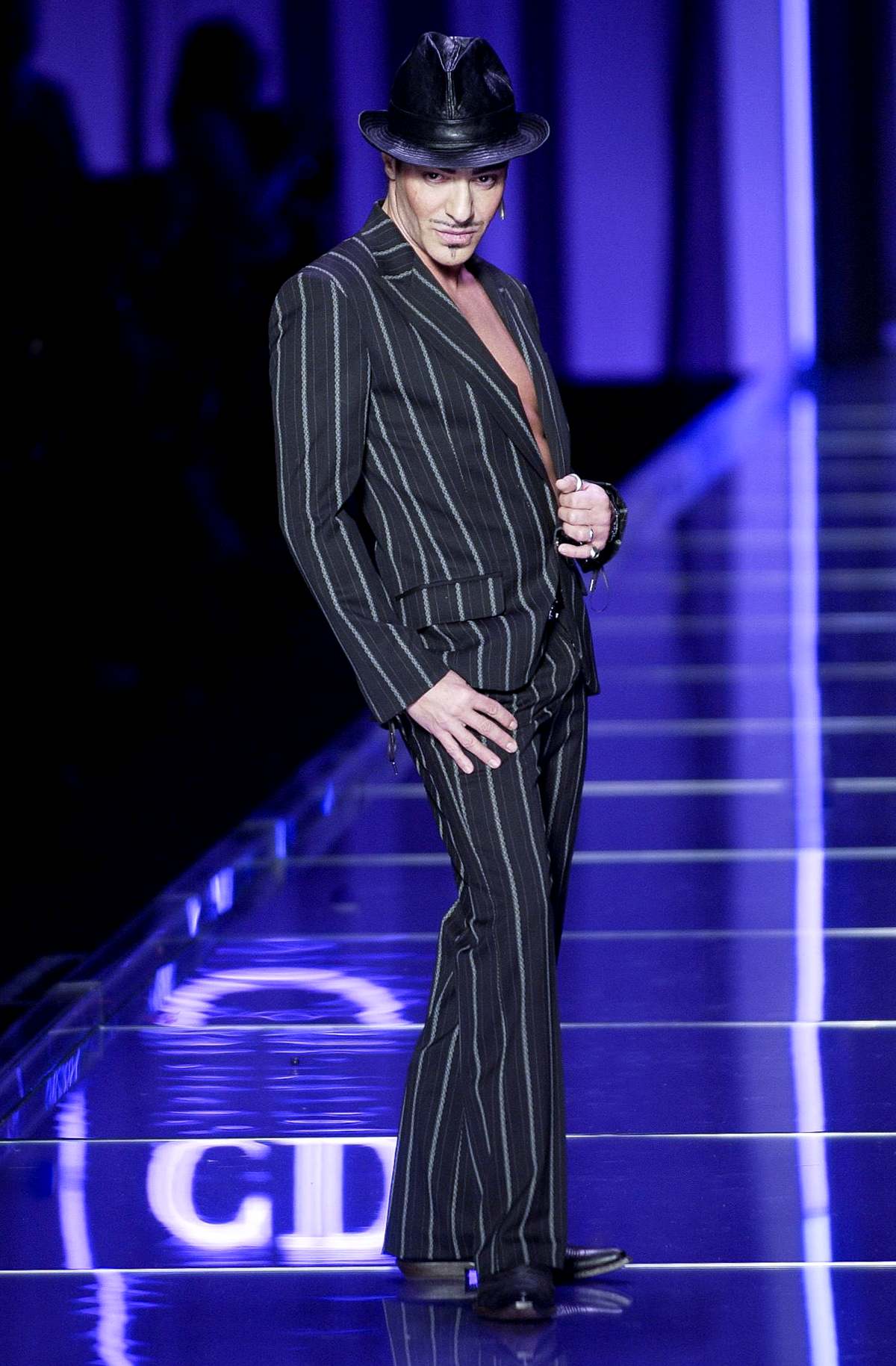 Na imagem com cor, foto do designer John Galliano - metrópoles