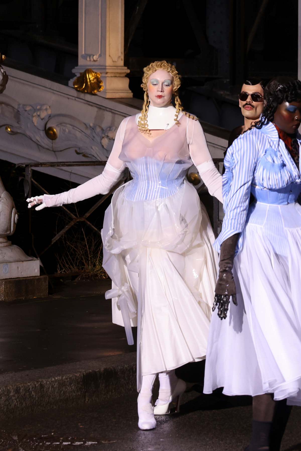 Na imagem com cor, foto do desfile de John Galliano para Maison Margiela - metrópoles